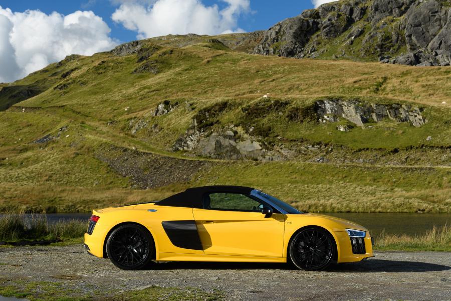  Audi R8 Spyder V10 2016 года  (UK) (фото 15 из 40)